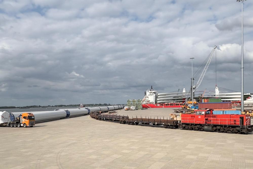 Een Trimodale Terminal: Verbinding van Weg, Spoor en Water