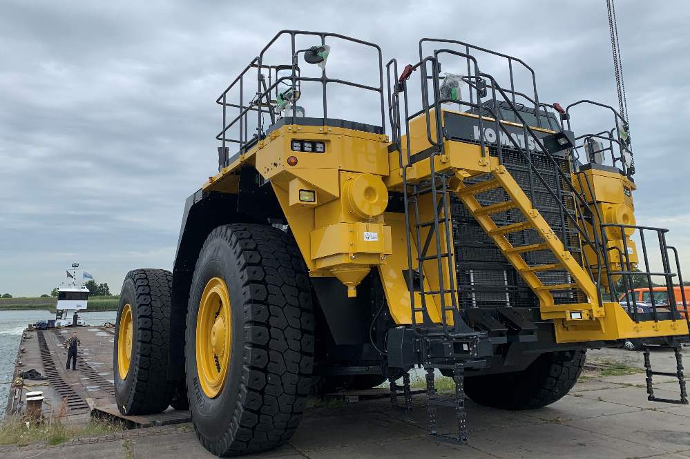 Assembly and multimodal transport of 9 huge dumptrucks