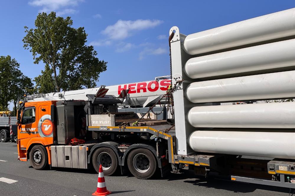 Installing a hydrogen storage tank