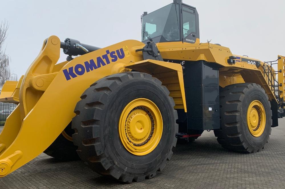 Komatsu WA900-8, from assembly to delivery