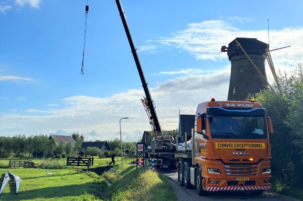 Reversing with 24-metre-long Windmill Sails 