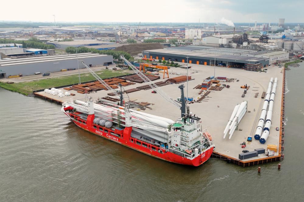 From Storage to Transit: The Hub Function of Terminals in International Trade