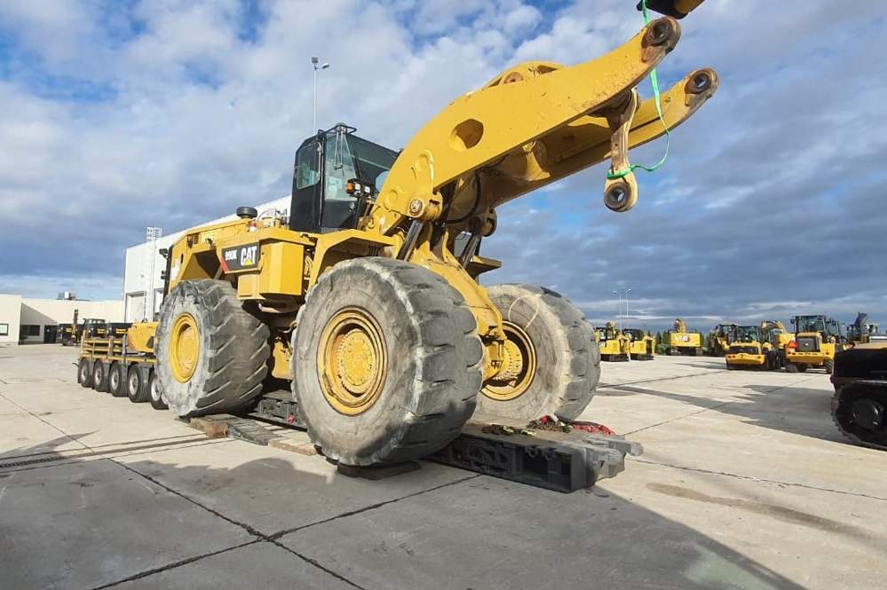 Transport of a Cat 990