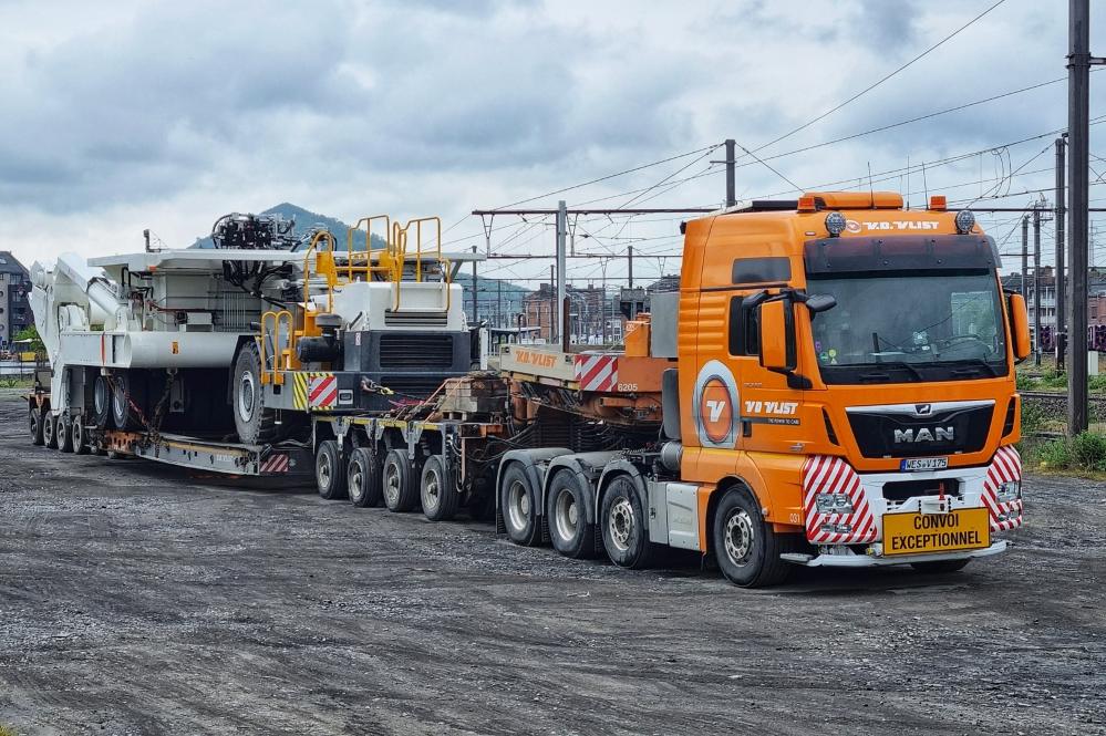 Transport of a slag pot carrier