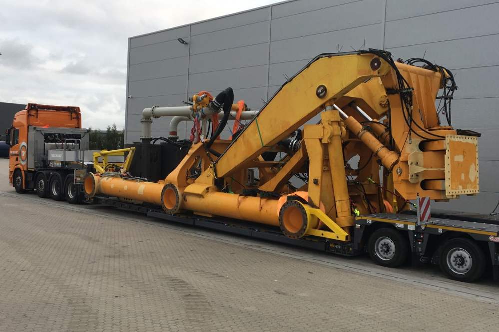 Van der Vlist transports trencher Sunfish of 14 meters high!